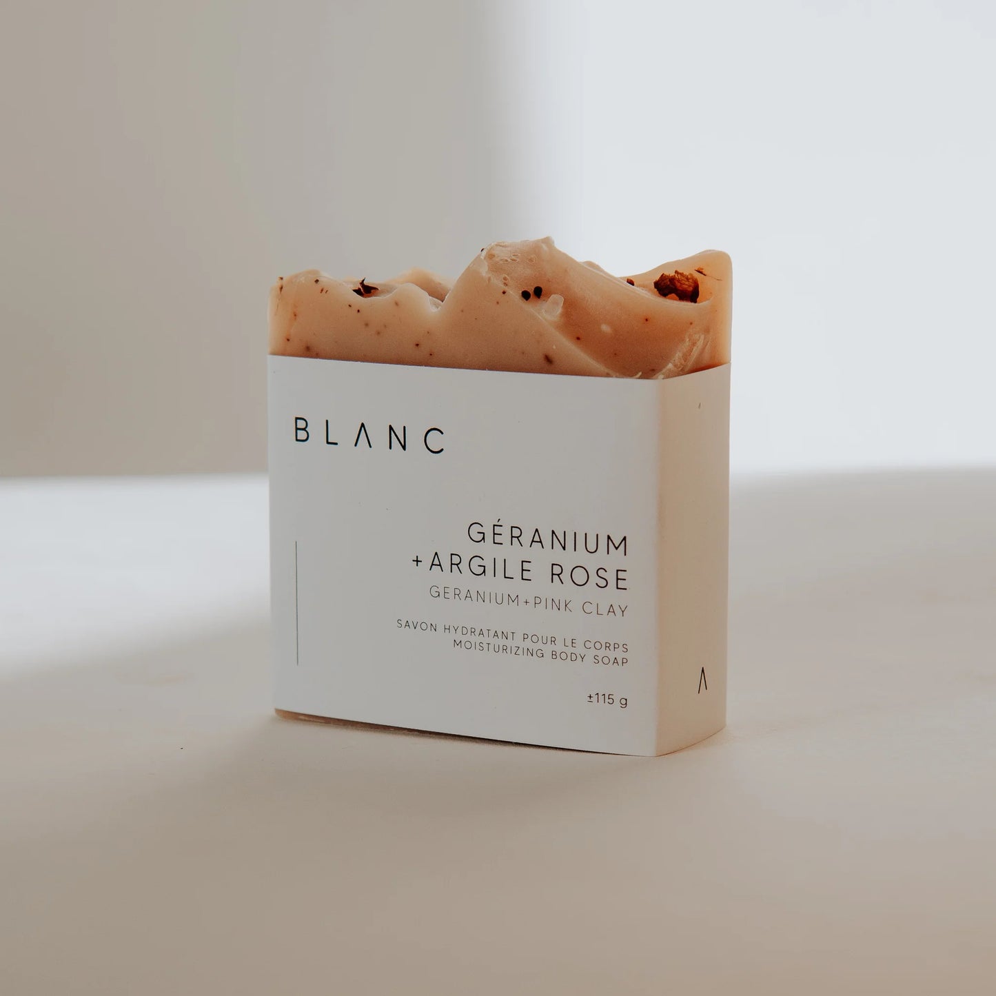 BLANC SAVONNERIE Savon hydratant et nourrissant Ce savon aux notes fraîches et herbacées de géranium, citronnelle et romarin est le parfait mélange pour vous dorloter, grâce à l’action réparatrice et tonique de ces huiles essentielles sur l’épiderme. Combinées à l’argile rose et à l’huile de caméline, cette barre lave et purifie en douceur tous les types de peaux, même les plus sensibles et réactives. Bien adapté aux peaux matures. IngrédientsHuiles et beurres saponifiés (olive, coco bio + équitable, caméli