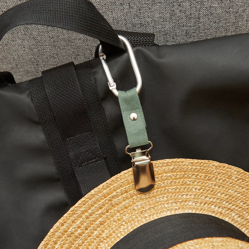 Pince de voyage pour chapeau