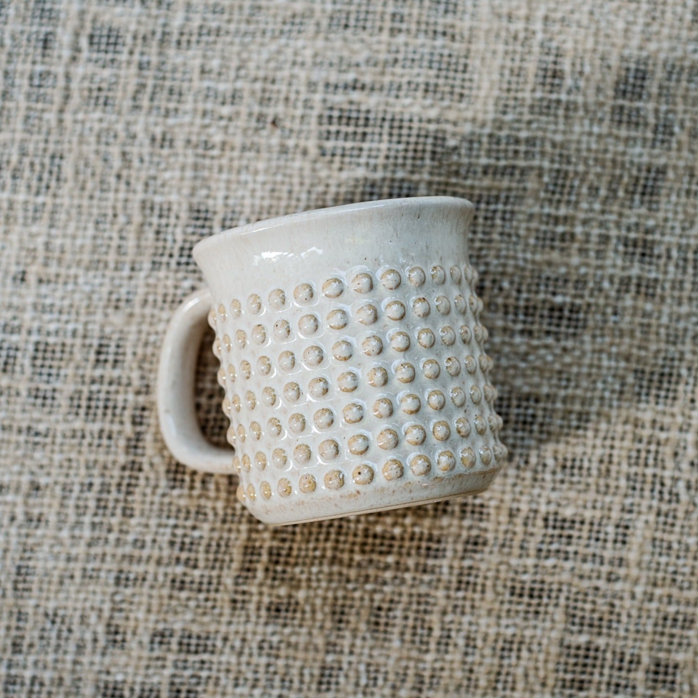 tasse-texturee-a-pois,vaisselle,ceramique,casa-luca,boutique-casa-luca,ahuntsic,montreal,decoration
