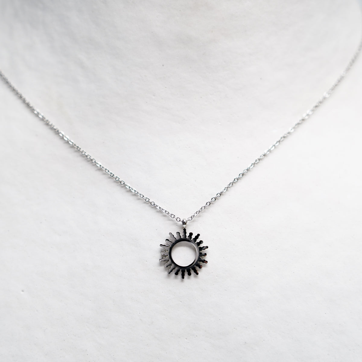 collier-en-acier-inoxydable-soleil,collier-en-acier-inoxydable,collier,acier-inoxydable,bijoux,bijou,acier,inoxydable,ahuntsic,casa-luca,montreal