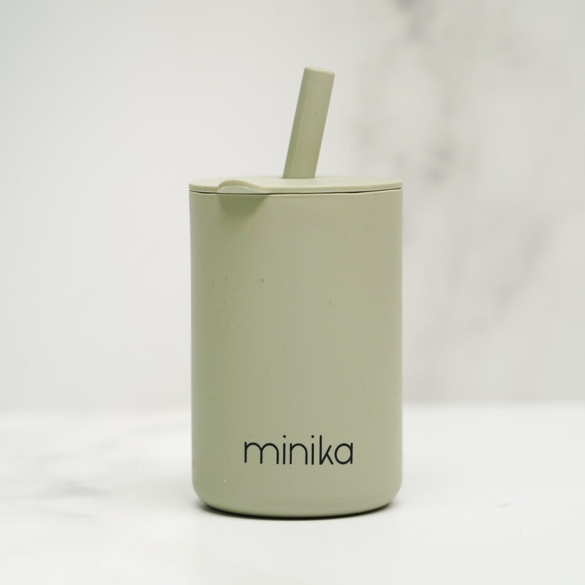 verre-avec-paille-et-couvercle,verre,paille,couvercle,minika,silicone,tasse,compagnie-quebecoise,ahuntsic,casa-luca,montreal,quebecois,enfant,bebe,tasse-enfant