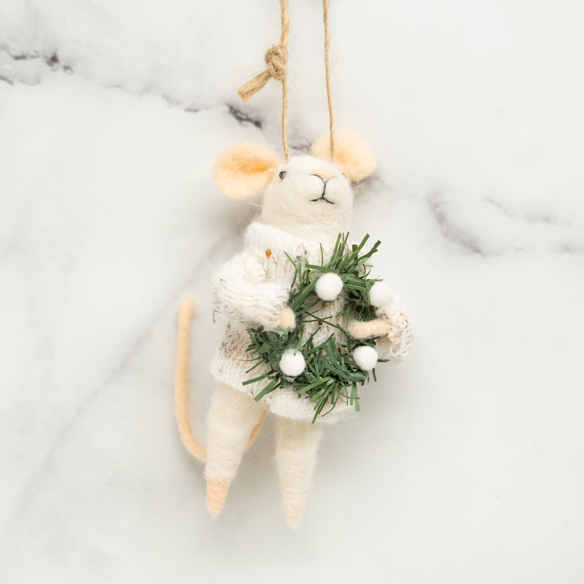 souris-de-noel-couronne-pompom,souris,feutre,decoration-de-noel,decoration,souris-de-noel,casa-luca,boutique-de-noel,montreal,boutique-de-montreal,decoration-de-noel,ornement-de-noel,sapin-de-noel,balle-de-neige,boule-de-neige