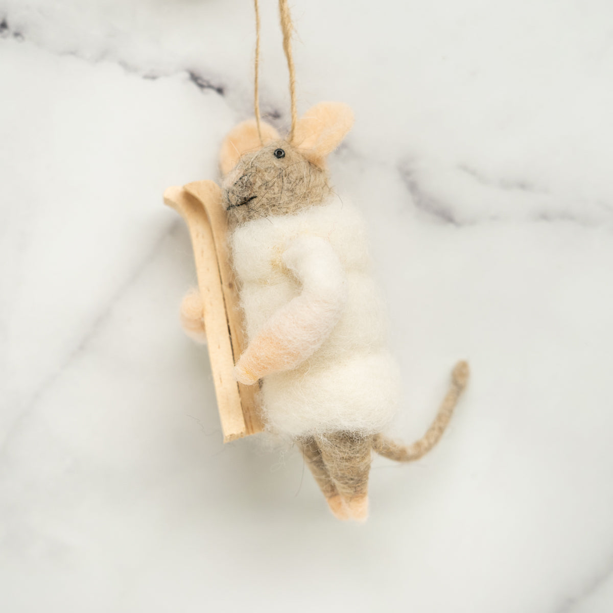 souris-de-noel-manteau-blanc-et-skis,souris,feutre,decoration-de-noel,decoration,souris-de-noel,casa-luca,boutique-de-noel,montreal,boutique-de-montreal,decoration-de-noel,ornement-de-noel,sapin-de-noel,balle-de-neige,boule-de-neige