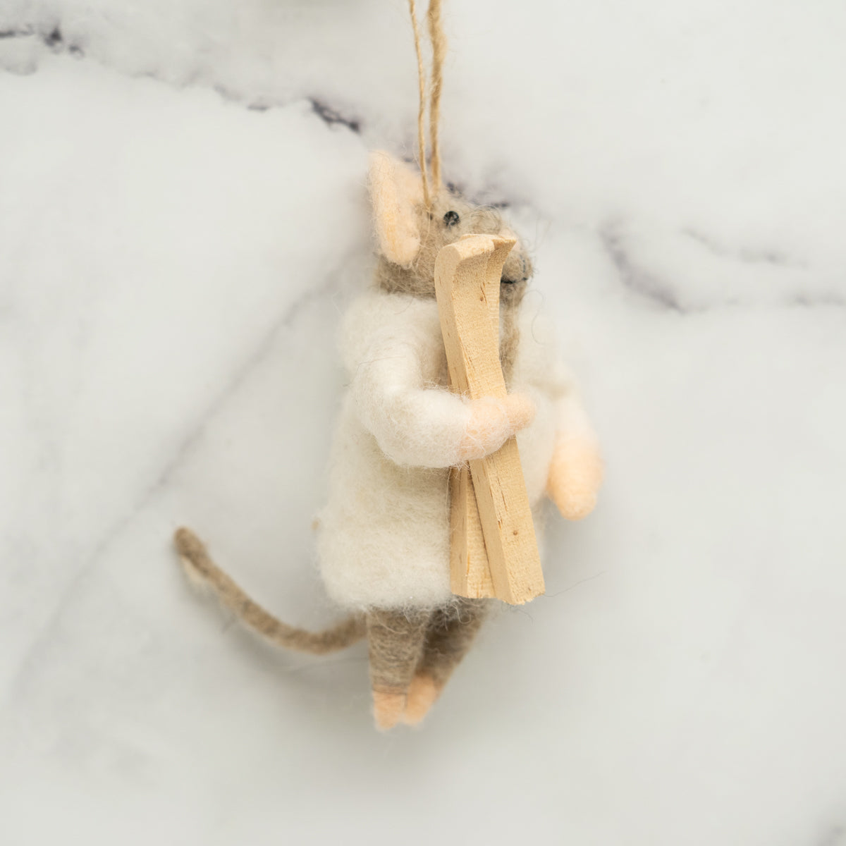 souris-de-noel-manteau-blanc-et-skis,souris,feutre,decoration-de-noel,decoration,souris-de-noel,casa-luca,boutique-de-noel,montreal,boutique-de-montreal,decoration-de-noel,ornement-de-noel,sapin-de-noel,balle-de-neige,boule-de-neige
