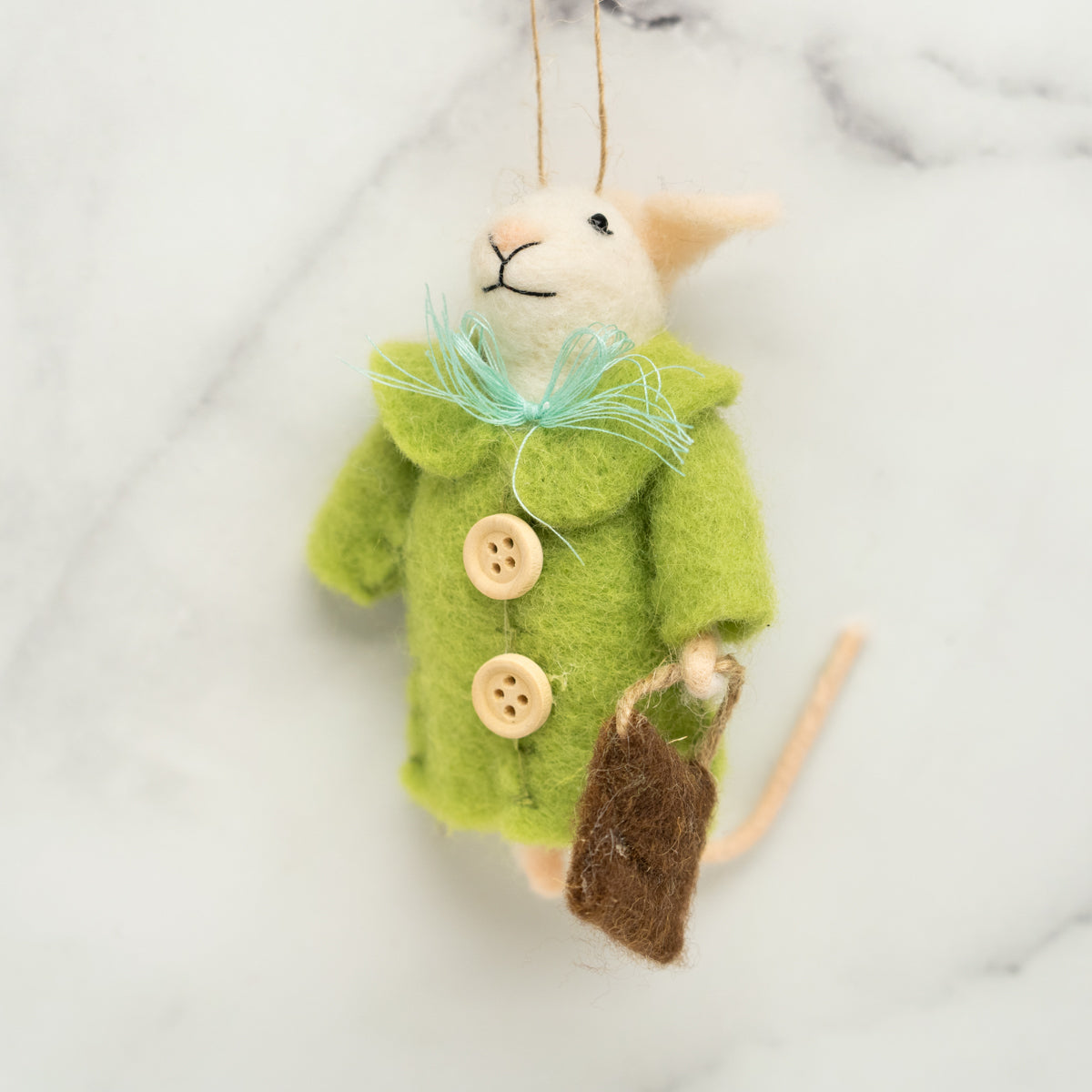 souris-de-noel-manteau-vert,souris,feutre,decoration-de-noel,decoration,souris-de-noel,casa-luca,boutique-de-noel,montreal,boutique-de-montreal,decoration-de-noel,ornement-de-noel,sapin-de-noel,balle-de-neige,boule-de-neige