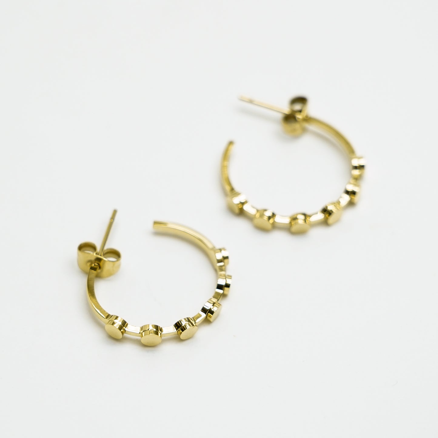 boucles-doreilles-acier-inoxydable-petits-ronds-ahuntsic,idee-cadeau,fete-des-meres,cadeau,mariage,fete,tendence,bijoux,montreal,boutique-casa-luca,boutique-montreal,inox,acier-inoxydable,