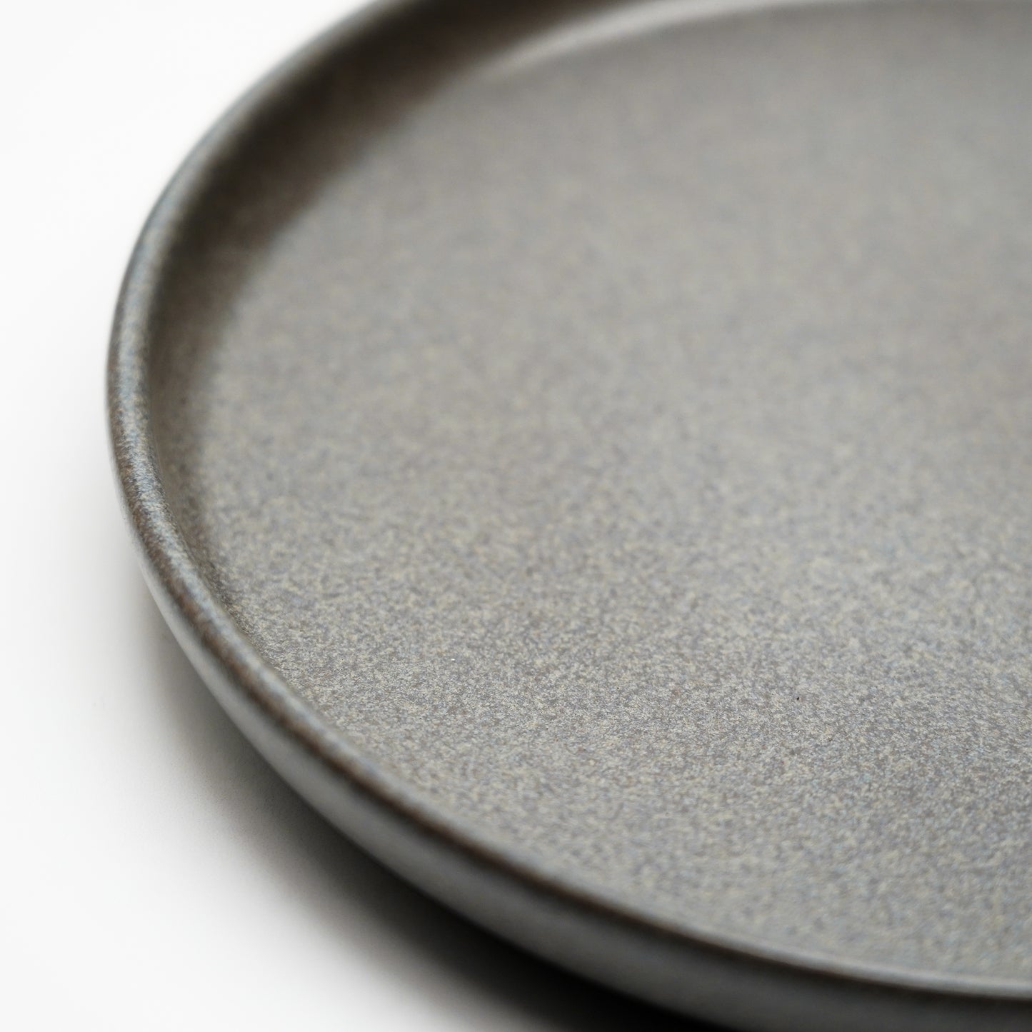 assiette-petite-anthracite-montreal,assiette-ceramique,ahuntsic,montreal, boutique-casa-luca,casa-luca,vaisselle,achat-local,ahuntsic