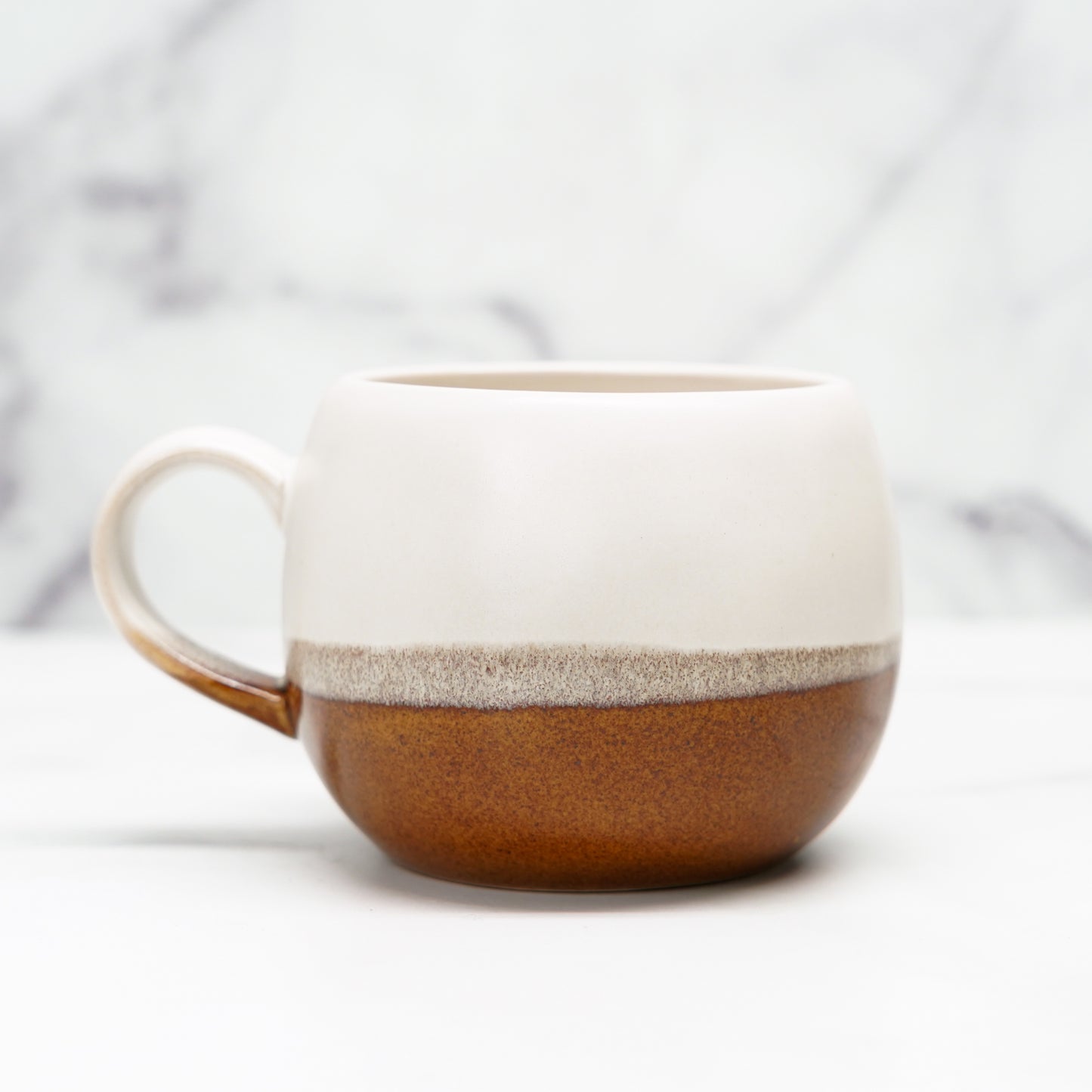 tasse-ronde-blanche-et-brune,tasse,vaisselle,montreal,ahuntsic,casa-luca,casaluca,boutique-casa-luca,cuisine,cafe,the,tasse-a-cafe