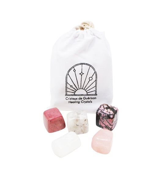 Cet ensemble de guérison du coeur comprend une rhodonite, une pierre de lune arc-en-ciel, une sélénite, un quartz rose et une opale rose. Ces pierres apportent de la douceur et favorisent l'accueil de l'amour sous toutes ses formes. Elle améliorent les relations amicales, familiales et l'amour de soi. *Ne remplace pas des conseils médicaux.