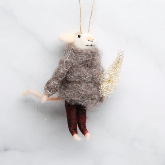 souris-de-noel-pull,souris,feutre,decoration-de-noel,decoration,souris-de-noel,casa-luca,boutique-de-noel,montreal,boutique-de-montreal,decoration-de-noel,ornement-de-noel,sapin-de-noel,balle-de-neige,boule-de-neige,souris-de-noel-pull-et-sapin