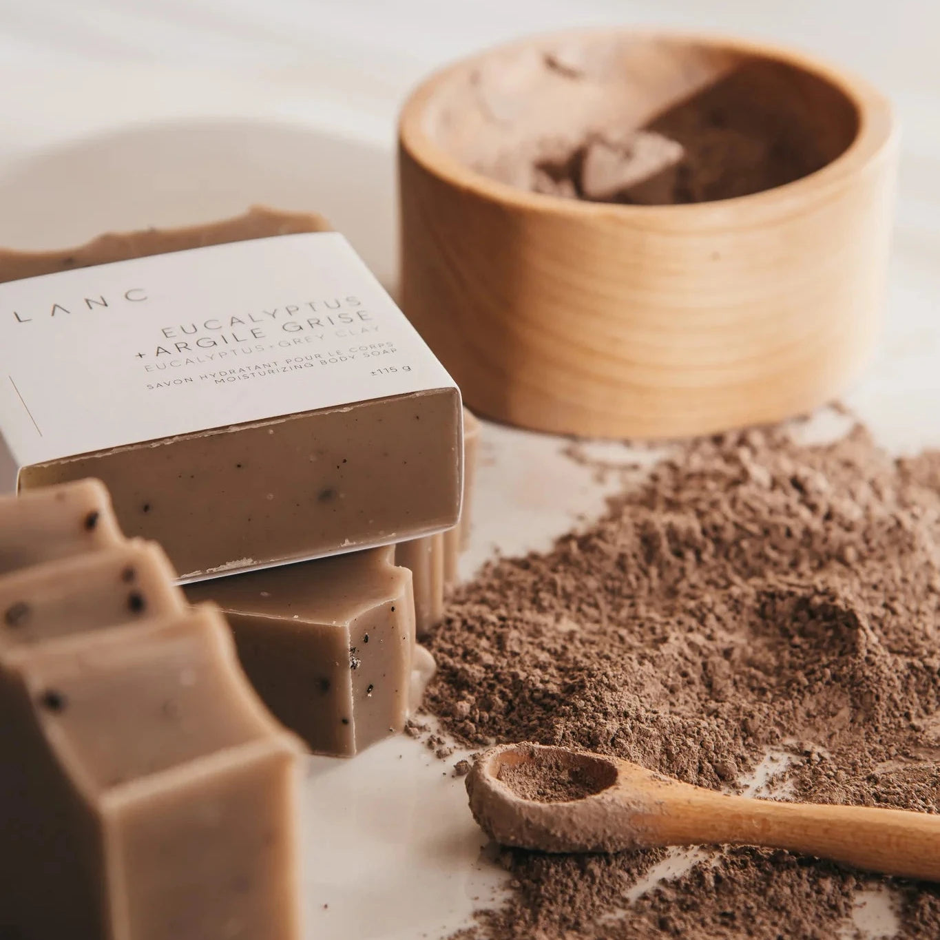 BLANC SAVONNERIE Soin purifiant et rafraîchissant À base d’argile grise du Kamouraska, ce savon nettoie en profondeur tout en favorisant l’élasticité de la peau et l’éclat du teint grâce à ses propriétés purifiantes et détoxifiantes. L'huile de chanvre et le beurre de karité brut apportent des bénéfices hydratants et nourrissants pour l’épiderme. Les huiles essentielles d’eucalyptus et de menthe poivrée éveillent les sens et invitent à la détente musculaire. Le savon idéal pour une expérience de spa à la ma