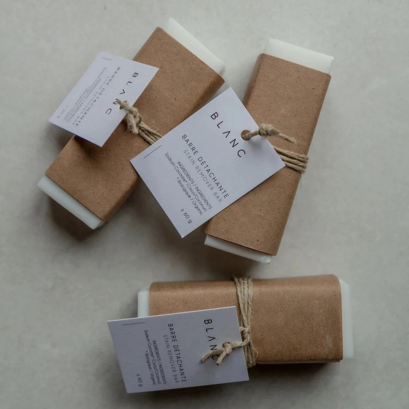 BLANC SAVONNERIE   Cette barre détachante naturelle à base d'huile de noix de coco biologique offre une alternative végétalienne au traditionnel savon du pays. Très efficace, elle s'attaque aux taches les plus tenaces (vin, tomate, gazon, boue, fruits, graisse, etc.) ainsi qu'aux souillures sur les couches, lingettes, serviettes hygiéniques, et tampons démaquillants lavables! Elle est aussi idéale pour laver les masques de tissus lavables. Le format de cette barre a été conçu de façon à faciliter une bonne 