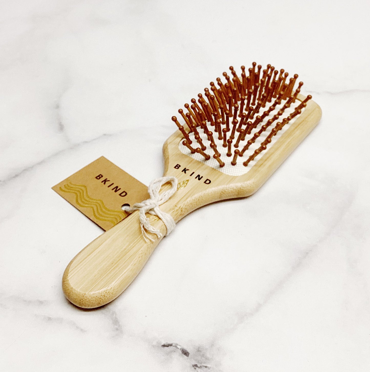 petite-brosse-a-cheveux,bkind,montreal,casa-luca,boutique-casa-luca,casaluca,ahuntsic,fait-au-quebec,soins-pour-le-corps,vegan,vegetalien,brosse-a-cheveux,compostable,biodegradable,bambou