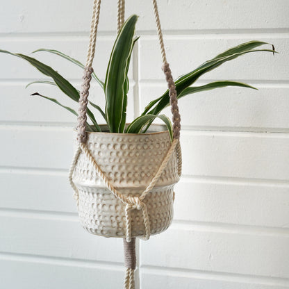 jardiniere-minimaliste-creme-et-latte,montreal,idee-cadeau,cache-pot,inspiration ,pot-suspendu,cache-pot-suspendu,tendance,jardinière,montreal,boutique-casa-luca, casa-luca,ahuntsic,montreal,jardiniere-macrame,macrame