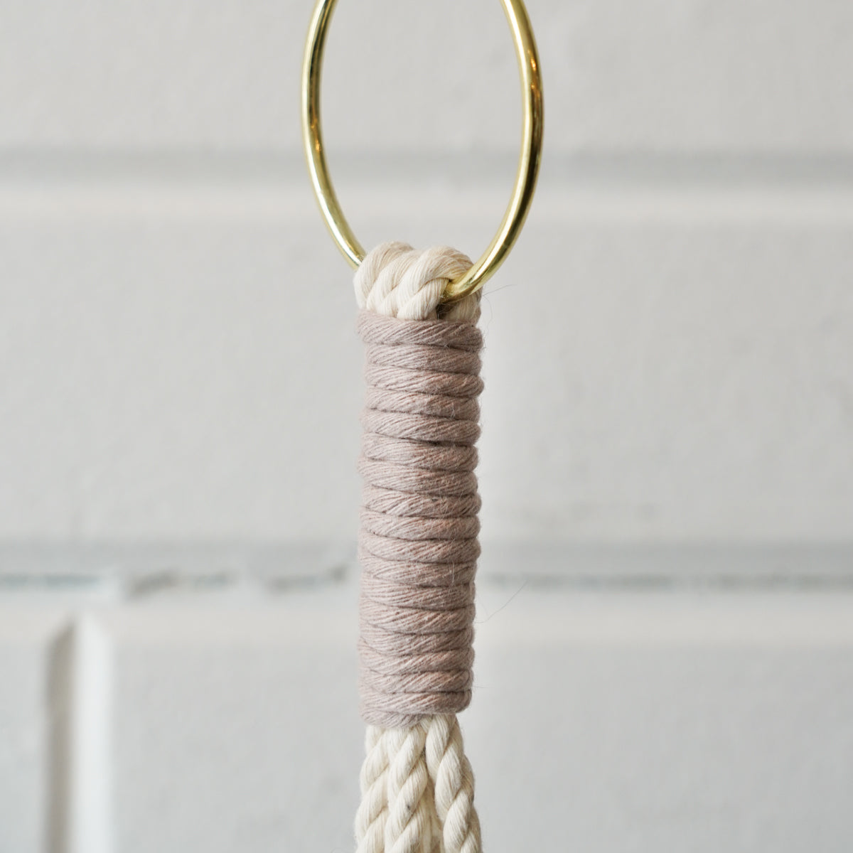jardiniere-minimaliste-creme-et-latte,montreal,idee-cadeau,cache-pot,inspiration ,pot-suspendu,cache-pot-suspendu,tendance,jardinière,montreal,boutique-casa-luca, casa-luca,ahuntsic,montreal,jardiniere-macrame,macrame