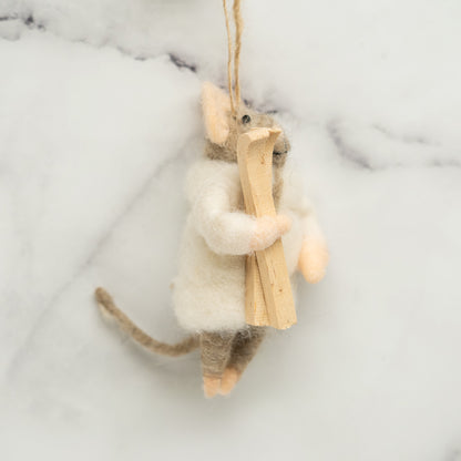 souris-de-noel-manteau-blanc-et-skis,souris,feutre,decoration-de-noel,decoration,souris-de-noel,casa-luca,boutique-de-noel,montreal,boutique-de-montreal,decoration-de-noel,ornement-de-noel,sapin-de-noel,balle-de-neige,boule-de-neige