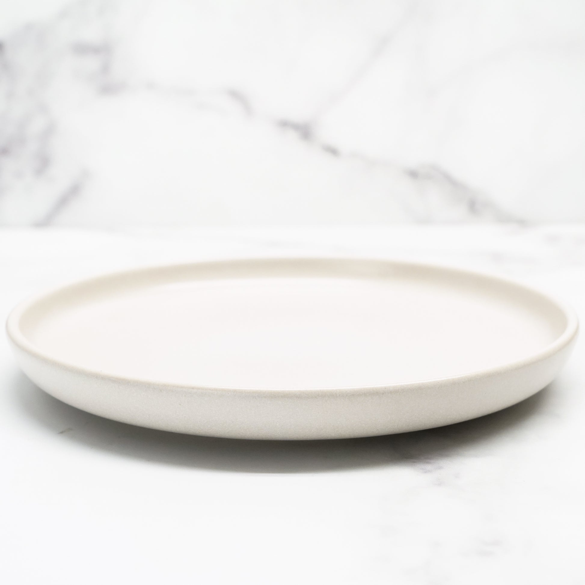 assiette-moyenne-en-gres-creme,assiette-grès,ahuntsic,montreal, boutique-casa-luca,casa-luca,vaisselle,achat-local,ahuntsic