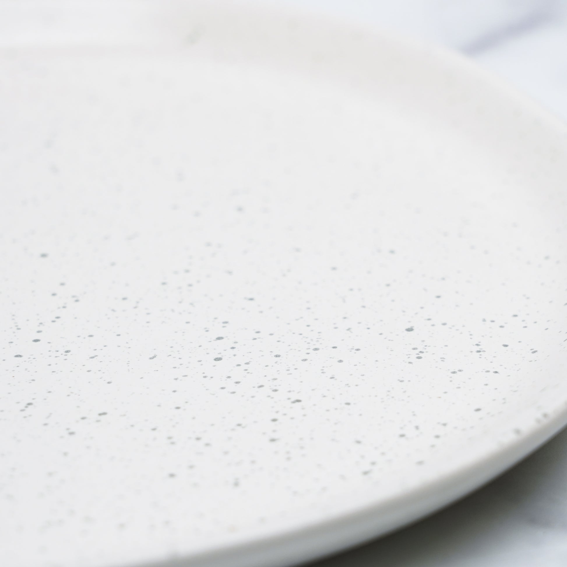 assiette-en-gres-creme,assiette-gres,ahuntsic,montreal,boutique-casa-luca, casa-luca,vaisselle,achat-local,ahuntsic
