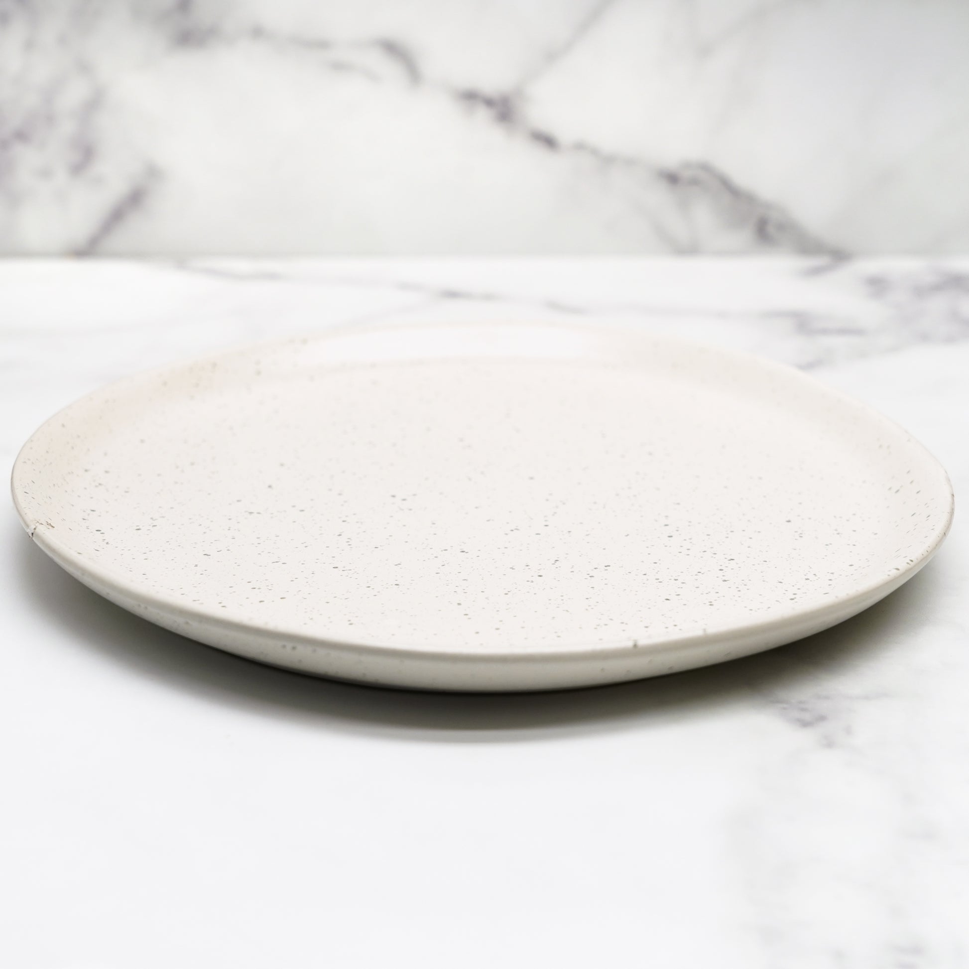 assiette-en-gres-creme,assiette-gres,ahuntsic,montreal,boutique-casa-luca, casa-luca,vaisselle,achat-local,ahuntsic