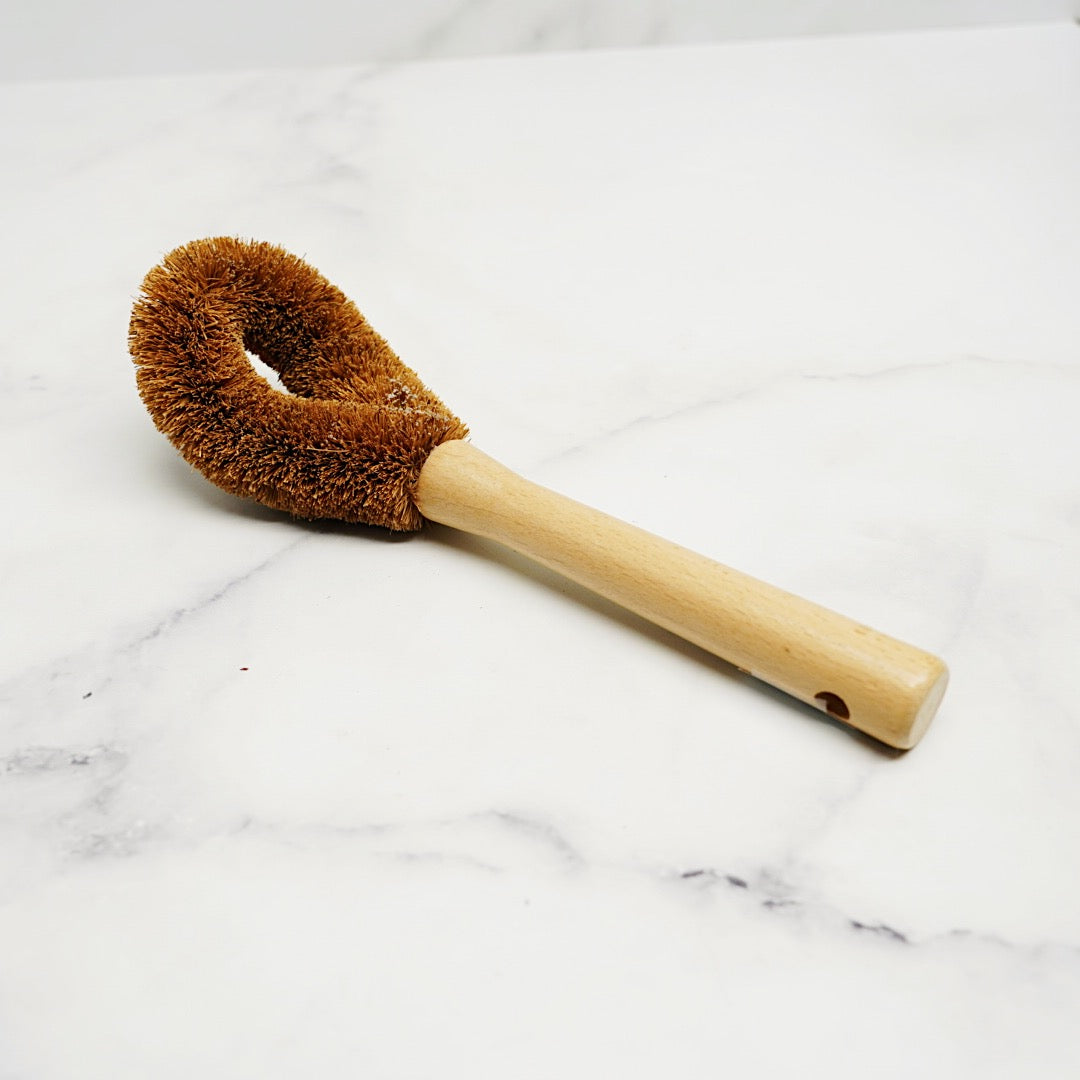 brosse-a-recurer,manche,en-bois,de,hetre,brosse-en-fibre-de-coco,ecologique,zero-dechet,eco-responsable,reutilisable,vaisselle,laver-la-vaisselle,brosse-a-vaisselle,montreal,ahuntsic,casa-luca,boutique-casa-luca,boutique-montreal